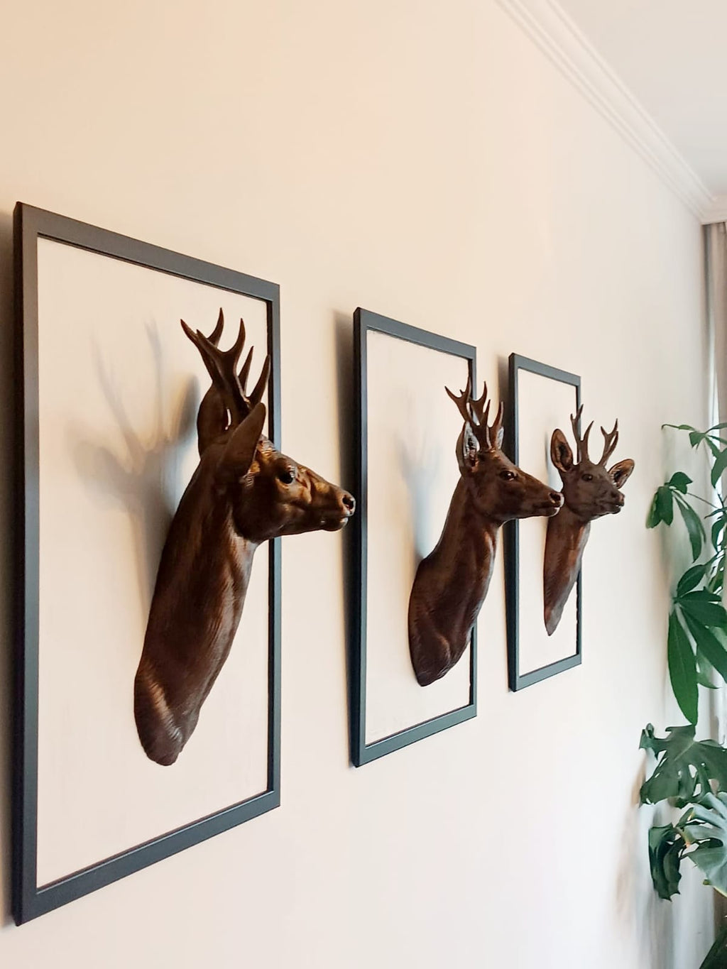 Karaca Figürlü 3 Parça Set 3D Baskı Duvar Dekoru – El Boyaması Çerçeveli Duvar Objesi (50x70 cm)