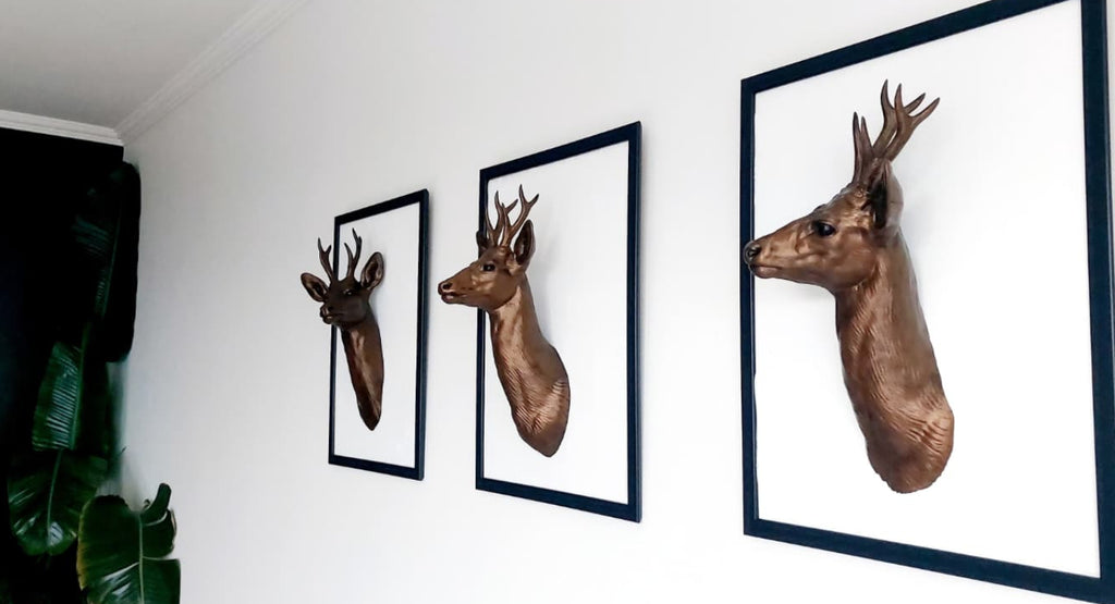 Karaca Figürlü 3 Parça Set 3D Baskı Duvar Dekoru – El Boyaması Çerçeveli Duvar Objesi (50x70 cm)