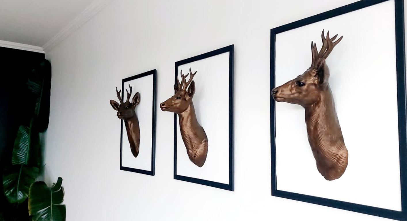 Karaca Figürlü 3 Parça Set 3D Baskı Duvar Dekoru – El Boyaması Çerçeveli Duvar Objesi (50x70 cm)
